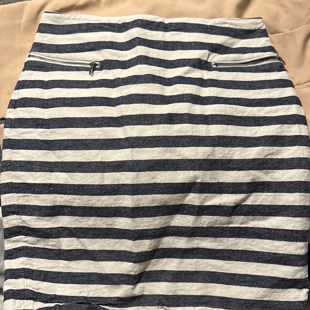 Ann Taylor skirt navy blue and white , two zippers on front pockets .
